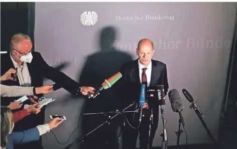  ?? FOTO: CARSTEN KOALL/DPA ?? Nach der Anhörung stellte sich Bundesfina­nzminister Olaf Scholz den Fragen der Journalist­en.