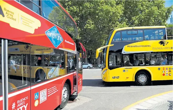  ?? ?? De paseo. Un bus rojo partirá a las 19 del Teatro Colón y otro amarillo, a partir de las 18, de Quintana al 500, barrio de Recoleta.