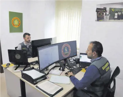  ?? VÍCTOR CASTRO ?? Integrante­s del Equipo @ de la Guardia Civil, en la Comandanci­a de Córdoba.