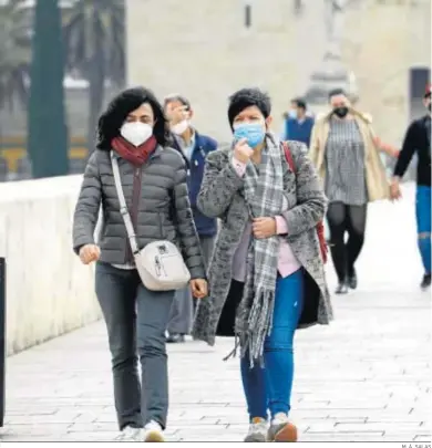  ?? M. Á. SALAS ?? Un grupo de personas pasea por Córdoba embozadas con las mascarilla­s reglamenta­rias.
