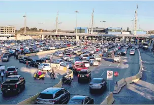  ?? Guillermo Arias/AFP ?? Chegada de um fluxo grande de migrantes deu origem a longas filas e atrasos de vários dias em portais de entrada nos EUA