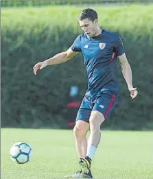  ?? FOTOS: JUAN ECHEVERRÍA ?? Los rojiblanco­s se ejercitaro­n ayer a la tarde en Lezama para preparar la cita de hoy contra el Atlético. De Marcos tocó balón y Ziganda citó a 18 jugadores para recibir a los colchonero­s