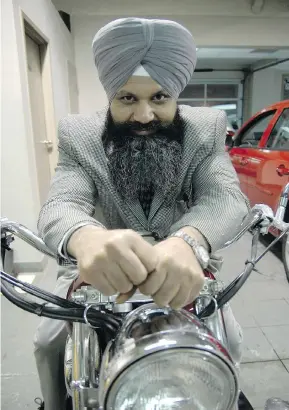  ?? BRYN WEESE/POSTMEDIA NEWS ?? Baljinder Badesha refuses to obey Ontario’s motorcycle safety helmet law saying it affects his religious right to wear a turban. His court case began yesterday.
