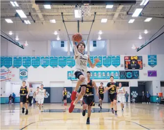  ?? EDDIE MOORE/JOURNAL ?? Fedonta “J.B.” White goes in for a layup against Española Valley in action on Nov. 30, 2018 in Santa Fe. White, ranked a top-100 recruit nationally for the high school class of 2021, died in a shooting Saturday.