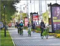  ?? WANG DIANJIE / FOR CHINA DAILY ?? Russian cyclists ride public bikes in Blagoveshc­hensk.