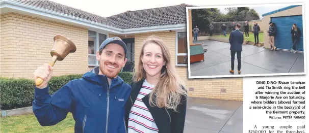  ?? Pictures: PETER FARAGO ?? DING DING: Shaun Lenehan and Tia Smith ring the bell after winning the auction of 6 Marjorie Ave on Saturday, where bidders (above) formed a semi-circle in the backyard of the Belmont property.