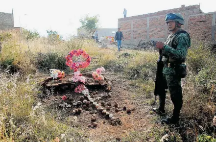  ?? ULISES RUIZ / AFP ?? Violência. Soldado do Exército guarda cemitério clandestin­o encontrado em Lomas del Vergel, no Estado de Jalisco