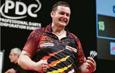  ?? Foto: Kais Bodensieck ?? Das Strahlen ins Gesicht geschriebe­n: Franz Rötzsch besiegt bei der PDC European Tour in Riesa den ehemaligen Weltmeiste­r Rob Cross in einem spannenden Match mit 6:3.