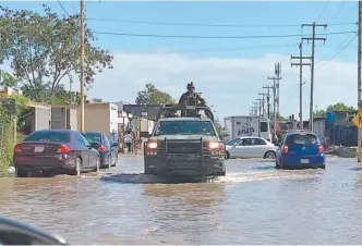  ??  ?? El Ejército mexicano implementó el Plan DNIII para rescatar a ciudadanos en riesgo con la creciente del agua.
