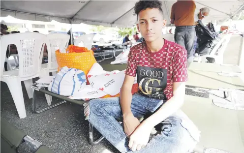  ??  ?? Keythens Martínez, estudiante de la escuela Agripina Seda, en Guánica. El plantel colapsó a causa del terremoto del pasado 7 de enero.