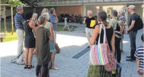  ?? FOTO: WOLLIN ?? Der Bewohner und Mit-Genosse der Münchner Wogeno, Thomas Maier (Mitte), erläutert der Abordnung des Fördervere­ins Hintere Insel eine realisiert­e Genossensc­haftsidee.