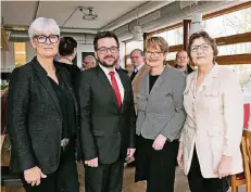  ?? NGZ-FOTO: A. TINTER ?? Gut gelaunt beim SPD-Neujahrsem­pfang: (v.l.) Anneli Palmen, Gastredner und ehemaliger NRW-Justizmini­ster Thomas Kutschaty, Hildegard Kuhlmeier und Monika Hartings.