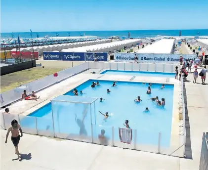  ?? GASTIARENA ?? El lugar. La pileta del Balneario 12, donde un guardavida­s encontró al nene de 3 años casi ahogado.