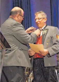  ?? FOTO: RÜDIGER DAUS ?? Bürgermeis­ter Joachim Löffler (links) steckt Wolfgang Mader die Ehrennadel des Landes Baden-Württember­g ans Revers.