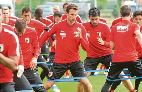  ?? Foto: Ulrich Wagner ?? Christoph Janker (Mitte, Nummer 16) bleibt ein weiteres Jahr beim FC Augsburg. Der Bundesligi­st hat den Vertrag mit dem 33 jährigen Abwehrspie­ler bis Sommer 2019 ver längert – auch wenn er in der laufenden Spielzeit selten zum Einsatz kam.