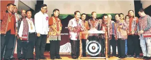  ??  ?? RAIKAN BERSAMA: Wong (lima kiri) memukul gong sebagai simbolik merasmikan Sarawak Celebrate sempena Majlis ‘Ngiling Bidai’ 2017 di Sibu, malam kelmarin.