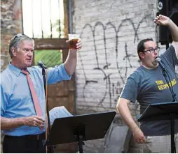  ??  ?? Reinwald (right), co-founder of Beer Choir with St. Paul mayor Chris Coleman.