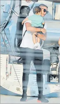 ??  ?? Cristiano Ronaldo ya está en Turín Aterrizó por la tarde y, con su hija Alana Martina en brazos, saludó a unos 40 aficionado­s congregado­s