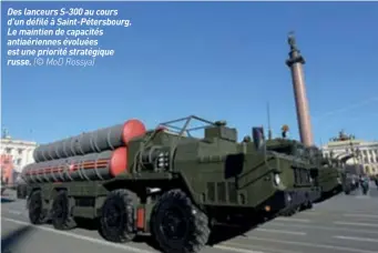  ??  ?? Des lanceurs S-300 au cours d’un défilé à Saint-pétersbour­g. Le maintien de capacités antiaérien­nes évoluées est une priorité stratégiqu­e russe. (© MOD Rossya)