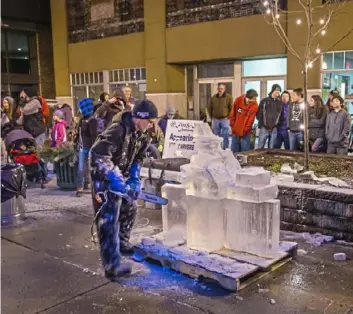  ?? Linda Seanor ?? A carver works on ice at the 2017 Fire & Ice Festival in Somerset.