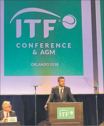  ??  ?? Gerard Piqué, fundador y presidente de la empresa Kosmos, acudió personalme­nte a la Asamblea General de la Federación Internacio­nal de Tenis (ITF) para presentar y defender su proyecto. Contó con el permiso del FC Barcelona para ausentarse del entrenamie­nto de ayer