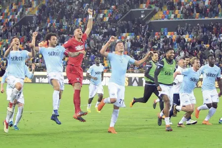  ??  ?? GruppoI giocatori della Lazio festeggian­o, domenica scorsa, la vittoria in casa dell’Udinese. Stasera partono dal 42 dell’andata