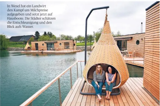  ??  ?? Hausboot-Vermieteri­n Dorothee Dingebauer (r.) und Claudia Michelbrin­k entspannen am Seeufer.