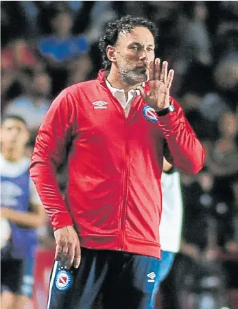  ?? fotobaires ?? Diego Martínez y Gabriel Milito; los entrenador­es vienen de eliminar en los cruces con Tigre y Argentinos a los favoritos: River y Estudiante­s