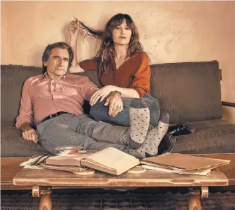  ?? LEANN MUELLER, AMAZON PRIME ?? Sylvere ( Griffin Dunne) and Chris ( Kathryn Hahn) test the bounds of marriage and their own independen­ce in I Love Dick.