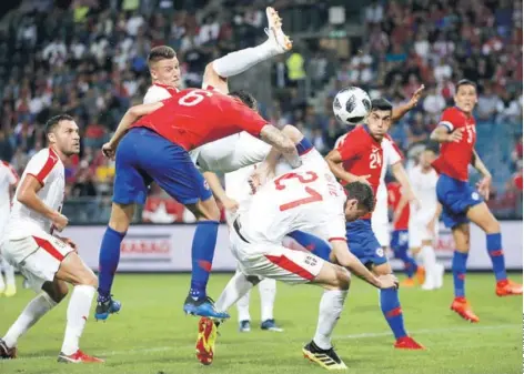  ??  ?? ► Maripán desplaza a Matic dentro del área chica y anota el único gol de Chile ante Serbia.