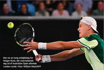  ?? ?? Det var en tung arbejdsdag for
Holger Rune, der overrasken­de røg ud af Australian Open allerede i anden runde. Foto: William West/AFP