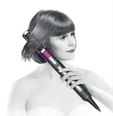  ??  ?? • Utilizzand­o la pressione del motore digitale Dyson V9, lo styler sfrutta un fenomeno aerodinami­co conosciuto come “effetto Coanda” che permette ai capelli di avvolgersi automatica­mente intorno al cono e mettersi in piega. Creare styling come quelli del parrucchie­re sarà facilissim­o.