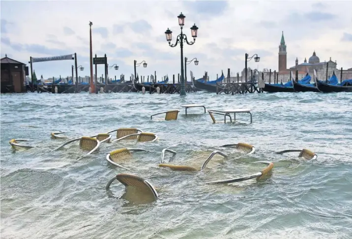 ?? MARCO SECCHI (GETTY IMAGES) ?? Venecia, durante la subida del nivel del agua de la laguna el 11 de noviembre de 2012.