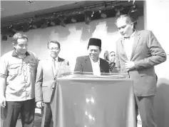  ??  ?? Daud (second right) launches the conference while from right, Sallehhudd­in, Idrus and Kamaruddin look on.