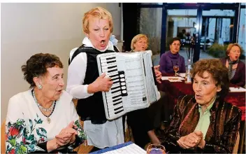  ?? ARCHIVFOTO: IRIS MAURER ?? Kultur ist auch Mitmachen in der Breite 63, wie hier bei der Reihe „Musik zum Wünschen und Mitsingen“für Seniorinne­n und Senioren, die die frühere Staatsthea­ter-Sängerin Brigitta Matthieu vor einiger Zeit anbot.