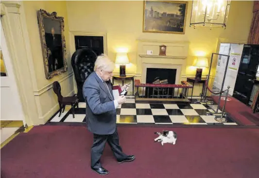 ?? Pippa Fowles / DPA ?? El primer ministro británico, Boris Johnson, antes de salir de Downing Street para dirigirse al Parlamento, ayer.