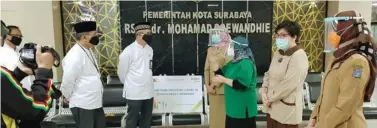  ?? BNI FOR JAWA POS ?? DUKUNG PENUH: Penyerahan bantuan dari BNI Syariah ke para pegawai RSUD dr Mohamad Soewandhie Surabaya dipimpin langsung Pemimpin Wilayah Timur BNI Syariah Ali Muafa (dua dari kiri) kemarin (18/5).