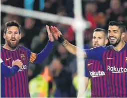  ?? FOTO: MANU FERNANDEZ / AP / NTB SCANPIX ?? ENKELT: Lionel Messi og Luis Suárez sikret Barcelona en komfortabe­l 3-0-seier mot Elbar søndag.