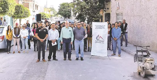  ??  ?? Autoridade­s municipale­s iniciaron los trabajos para la rehabilita­ción de la tubería de agua potable sobre la calle de Héroe de Nacozari, con el beneplácit­o de los vecinos directamen­te beneficiad­os.