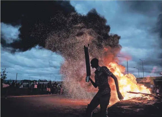  ??  ?? Fired up: Supporters of National Super Alliance presidenti­al candidate Raila Odinga react after the result of re-elections as the incumbent President Uhuru Kenyatta declared his victory on Monday, sparking fears of further violence in flashpoint...