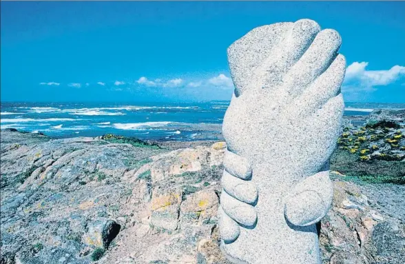  ?? EDUCATION IMAGES / GETTY ?? Una escultura de granito en la isla de Jersey, en el canal de la Mancha, considerad­a por varias institucio­nes un paraíso fiscal