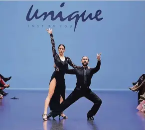  ?? FOTO: ANDREAS RENTZ ?? Mode-Model Rebecca Mir und Tänzer Massimo Sinato präsentier­ten bei der Unique-Show einen TanzAct.