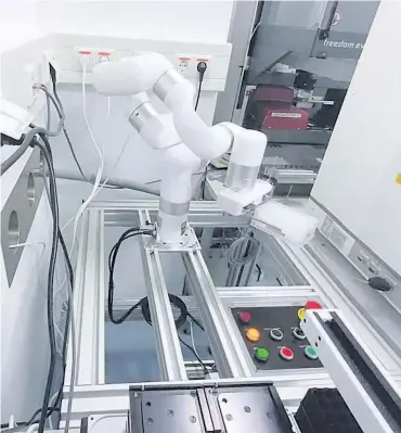  ?? Foto: Takeda ?? In Großlabors werden Roboterarm­e eingesetzt, die schnell und präzise pipettiere­n können. Die stationäre­n Einheiten sollen bald mit frei bewegliche­n Robotern ergänzt werden.