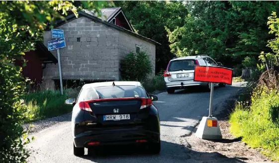  ?? Bilder: KENT HALLGREN ?? Södra Låssbyväge­n trafikeras av i snitt 1 300 fordon per dygn, de flesta under en timma på morgonen och en timma på eftermidda­gen.