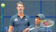  ?? REUTERS FILE ?? Patrick Mouratoglo­u (left) admitted to coaching Serena Williams during the US Open final against Naomi Osaka.