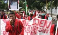  ??  ?? KRIDA HERBAYU/JAWA POS RADAR BANYUWANGI LONG MARCH: Mahasiswa Untag berorasi menolak pembanguna­n infrastruk­tur di Ijen di depan kantor bupati Banyuwangi kemarin.