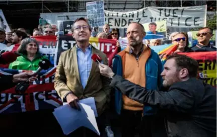  ??  ?? FOTO KRISTOF VADINO Eric Jonckheere (links) en zijn broer zijn opgelucht na de uitspraak van het hof van beroep. “We hopen nu dat meer mensen de stap naar de rechtbank zullen zetten.”