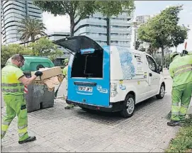  ?? INMA SAINZ DE BARANDA ?? Trabajador­es del servicio de limpieza en Diagonal Mar