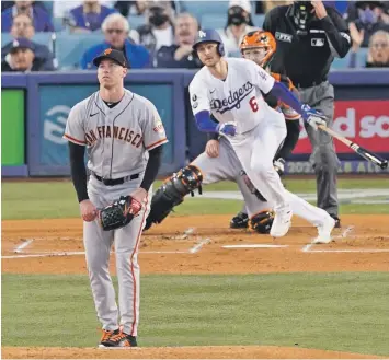  ?? / AP ?? Cuarto partido. El lanzador abridor de los Gigantes de San Francisco Anthony DeSclafani observa el elevado de sacrificio de Chris Taylor de los Dodgers de Los Ángeles en la segunda entrada del juego 4 de la Serie Divisional de la Liga Nacional el martes.