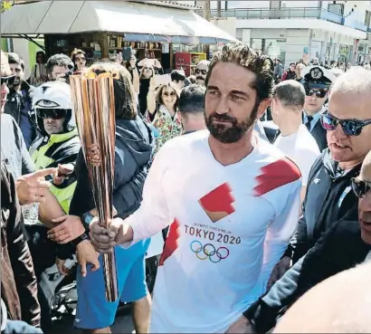  ?? AP ?? El actor Gerard Butler, durante el relevo de la antorcha olímpica, el viernes en Esparta (Grecia)
OTRO CONTRATIEM­PO